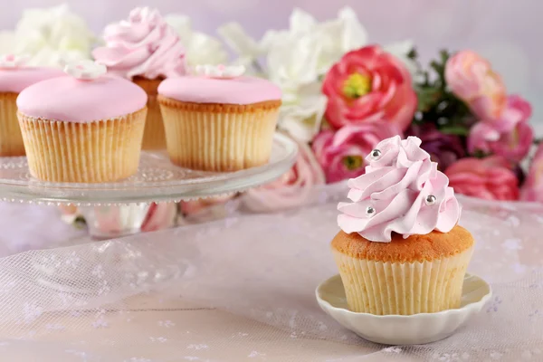 Cupcakes saborosos no fundo brilhante Imagem De Stock