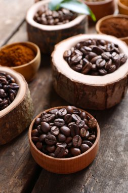 Farklı kahve çekirdekleri ahşap tablo, yakın çekim