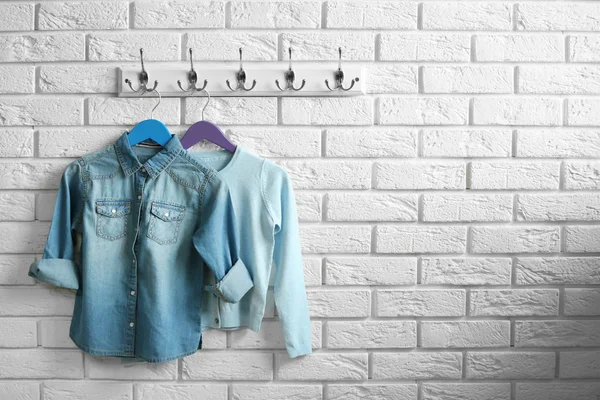 Ropa para niños en perchas — Foto de Stock