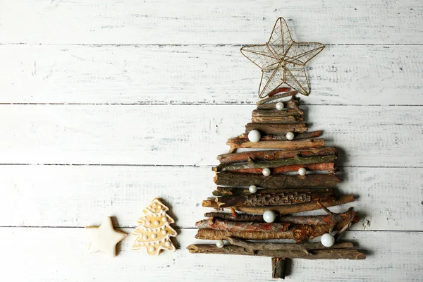 Kerstboom gemaakt van houten takken op houten tafel bovenaanzicht — Stockfoto