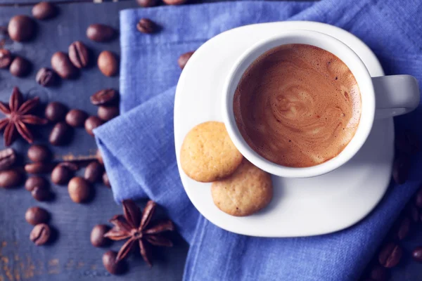 Tasse de café avec des épices sur fond de table en bois — Photo