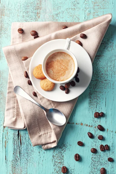 Cup kaffe på färg trä bakgrund — Stockfoto