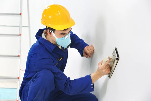 Trabalhador renovando apartamento — Fotografia de Stock