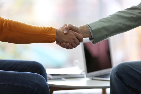 Män skakar hand i café — Stockfoto