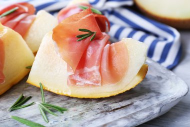 Parma ham ahşap tablo, closeup prosciutto ile kavun