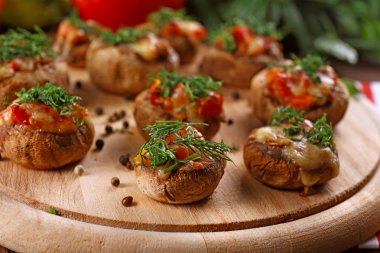 Ahşap tablet masada, mantar dolması ile yakın çekim