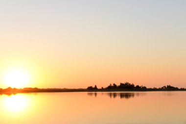 Su üzerinde altın gündoğumu
