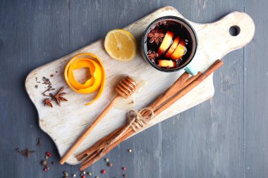 Bir kupa ile gemide turuncu gri ahşap çerçevede, mulled şarap yakın çekim