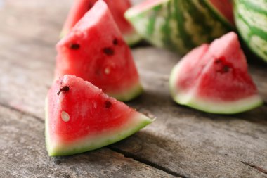 Taze dilimlenmiş karpuz ahşap arka plan