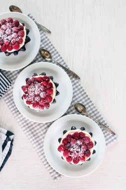 Tatlı kek ahududu hafif ahşap zemin ile