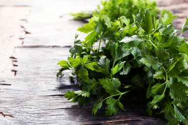 Tahta arka planda taze maydanoz