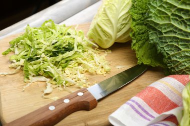 Savoy lahana ahşap kesme tahtası üzerinde kesmek