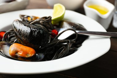 Pişmiş makarna, midye ve kireç masada, yakın çekim