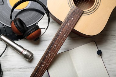 müzik aletleri üstünde göster 