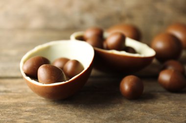 Ahşap arka planda çikolatalı Paskalya yumurtaları