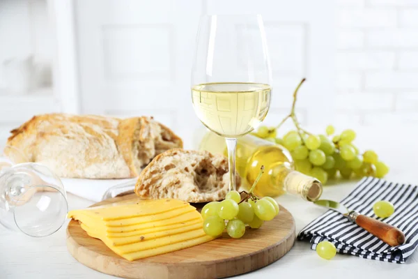 Stilleven van wijn, druivenmost, kaas en brood op lichte achtergrond — Stockfoto