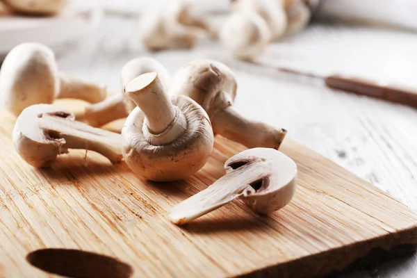 香菇蘑菇，一把刀木制背景 — 图库照片