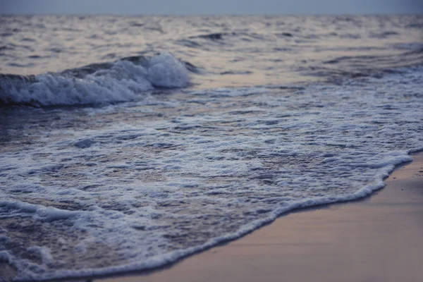 Onde marine sulla riva — Foto Stock