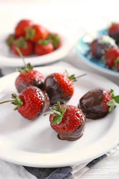 Mesa servida con deliciosas fresas en chocolate — Foto de Stock