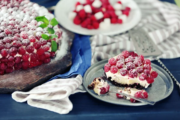 Zoete cake met frambozen op een houten achtergrond kleur — Stockfoto