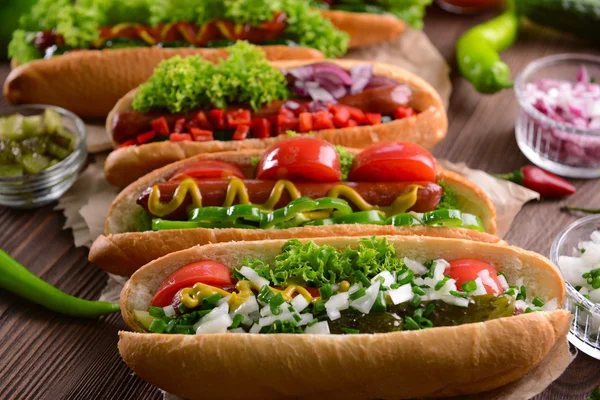 Hot dogs et légumes sur papier artisanal gros plan — Photo