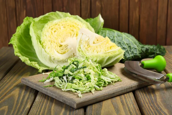 Skära savojkål på trä cutting board närbild — Stockfoto