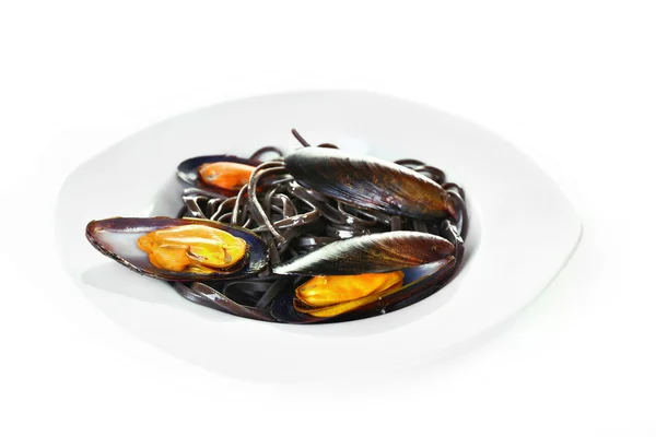 A plate of pasta and mussel, isolated on white — Stock Photo, Image