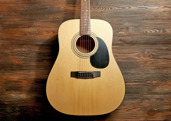 Guitarra sobre fondo de madera —  Fotos de Stock