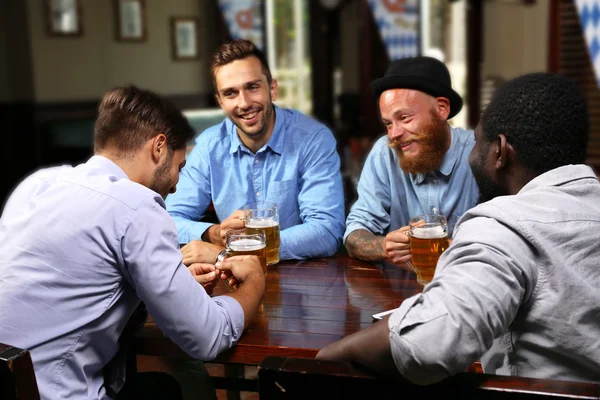 Hombres bebiendo cerveza — Foto de Stock