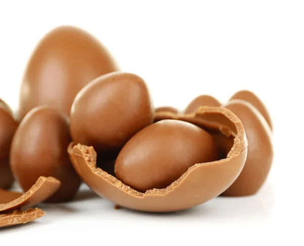 Oeufs de Pâques en chocolat isolés sur blanc — Photo