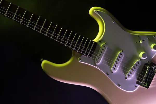 Chitarra elettrica, su sfondo scuro illuminato — Foto Stock