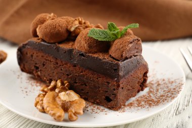 Masanın üzerinde nane ve ceviz ile çikolatalı kek parçası yakın çekim