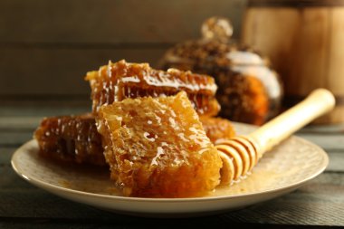 Peteğin ve ahşap arka plan üzerinde plaka üzerinde ahşap Kepçe