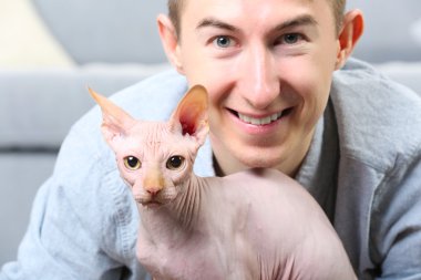 Yakışıklı delikanlı kedi evde katta aittir