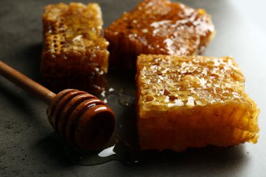 Peteğin gri arka plan üzerinde