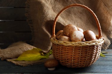 Mantar sepeti ahşap yüzey üzerinde