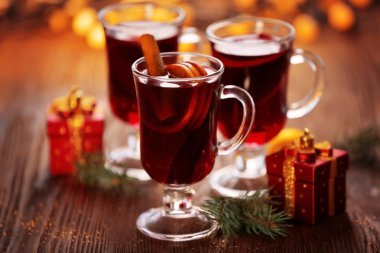 Ahşap masa üzerinde hediyelerle mulled şarap