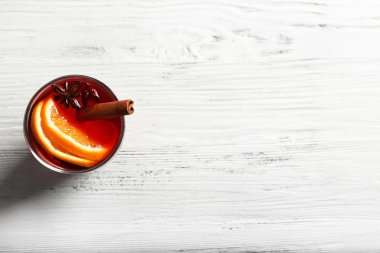 ahşap masa üzerinde mulled şarap