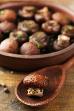 Tereyağı, maydanoz ve kavrulmuş sarımsak kahverengi kase pişmiş petrol mantar