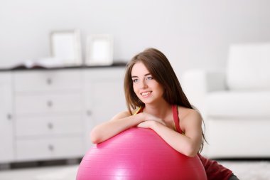 Güzel genç kız evde uygun topuyla