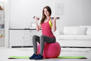 Dambıl ve uygun topu evde yapıyor güzel genç kız