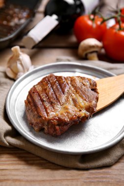 Kavrulmuş Dana fileto ahşap arka plan üzerinde plaka üzerinde