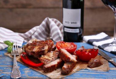 Kavrulmuş sığır filetosu ve sebze ahşap arka plan üzerinde kesme tahtası üzerinde