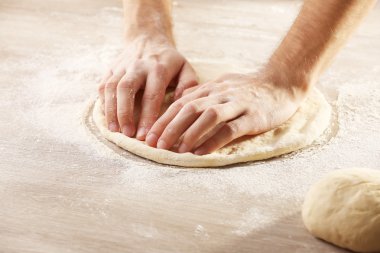 Ahşap masa üzerinde pizza hamur olarak hazırlama eller yakın çekim