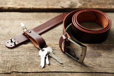 Ahşap arka plan üzerinde moda aksesuarları