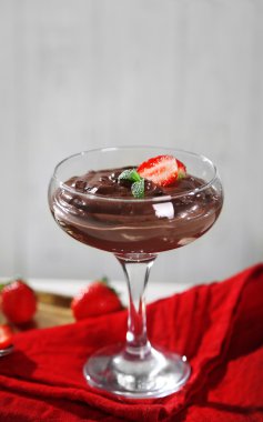 Çikolata mousse ahşap arka plan üzerinde taze çilek ile