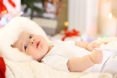 Bebek sıcak battaniye üzerinde kırmızı şapkalı