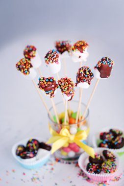 Çikolata, sopa ile lezzetli şekerleme yakın çekim