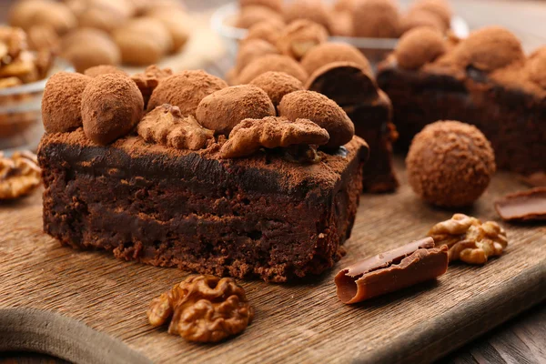 Pedazos de pastel de chocolate con nuez en la mesa, primer plano — Foto de Stock