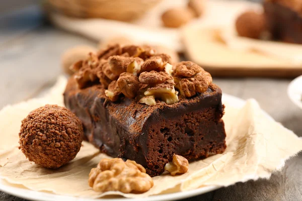 Een stuk van chocolade taart met walnoot op de tafel, close-up — Stockfoto